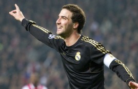 电子竞技-詹姆斯连续七场比赛得分超过回归赛场，湖人挑战极限！