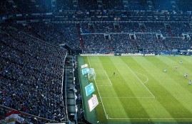 电子竞技官网首页-莎拉波娃回归赛场，突破纪录首场状态亮眼，拜仁观众沸腾！